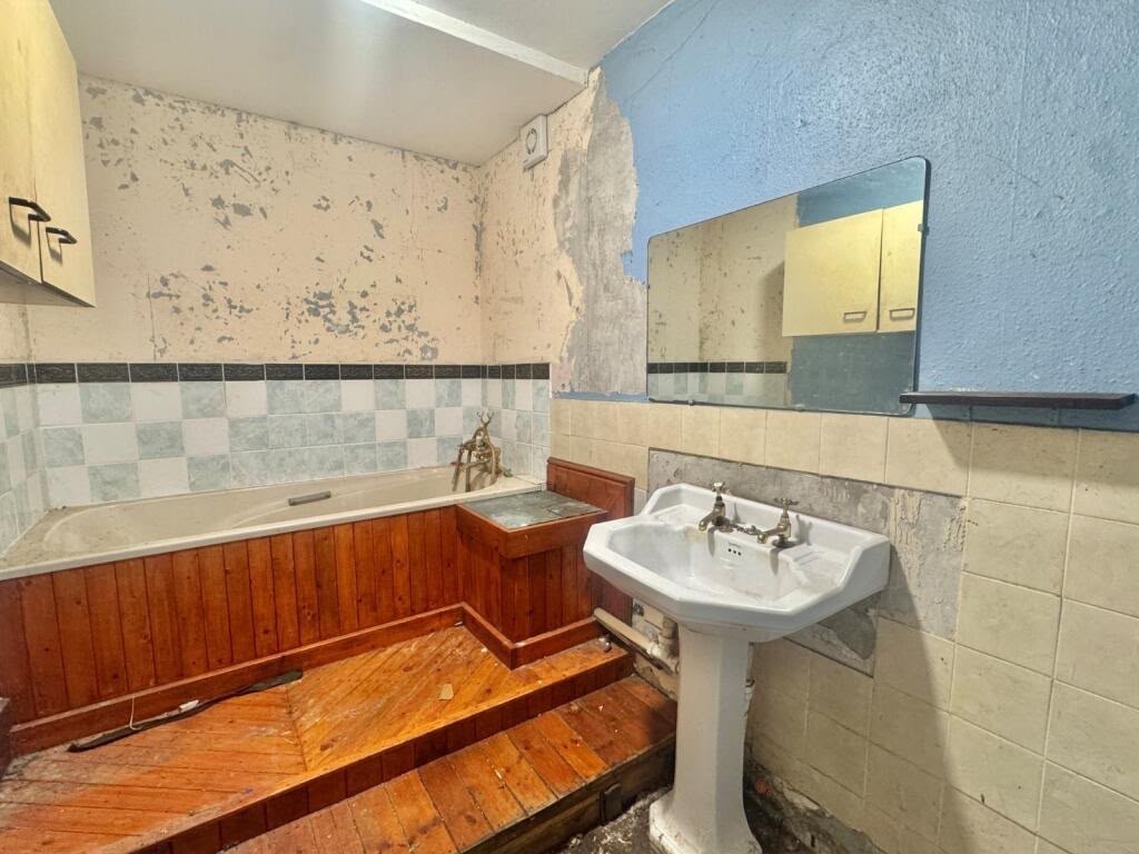 Lot: 43 - ONE-BEDROOM GARDEN FLAT FOR TOTAL REFURBISHMENT - Bathroom